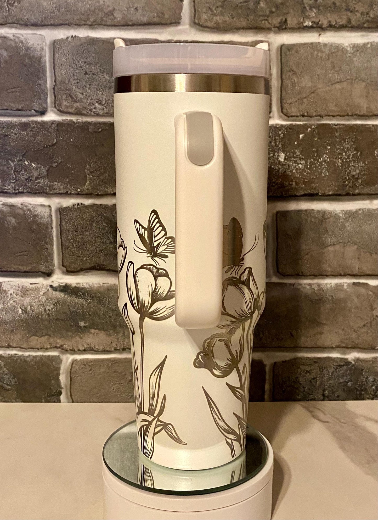 Tulip Laser Engraved Tumbler - Custom Floral Drinkware - Perfect Gift for Garden Lovers, Birthdays, and Special Occasions
