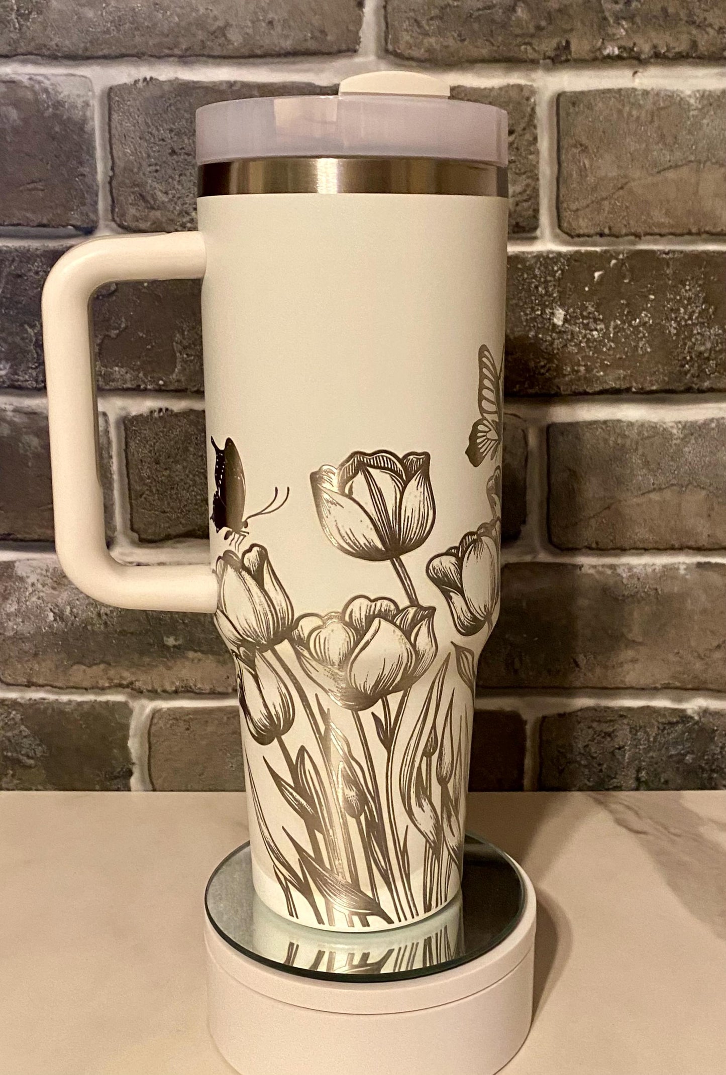Tulip Laser Engraved Tumbler - Custom Floral Drinkware - Perfect Gift for Garden Lovers, Birthdays, and Special Occasions